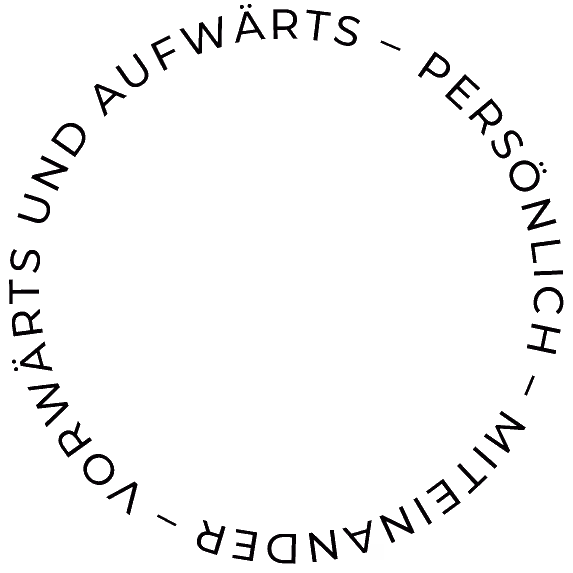 Text in Kreisform mit den Worten: Persönlich – mit einander – vorwärts und aufwärts.