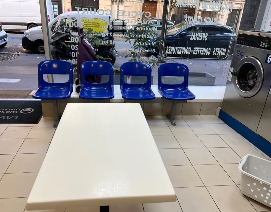 photo de l'espace d'attente avec des sièges