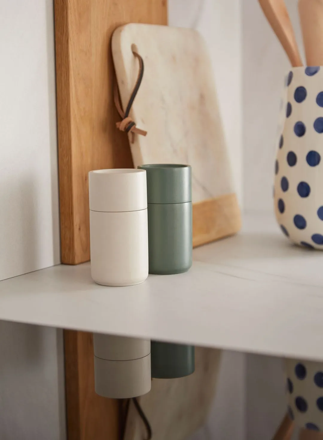 Tisch mit Küchenutensilien