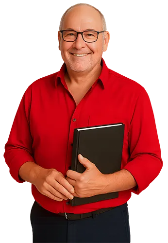 Ein lachender Mann mit einem Buch in der Hand trägt ein rotes Hemd