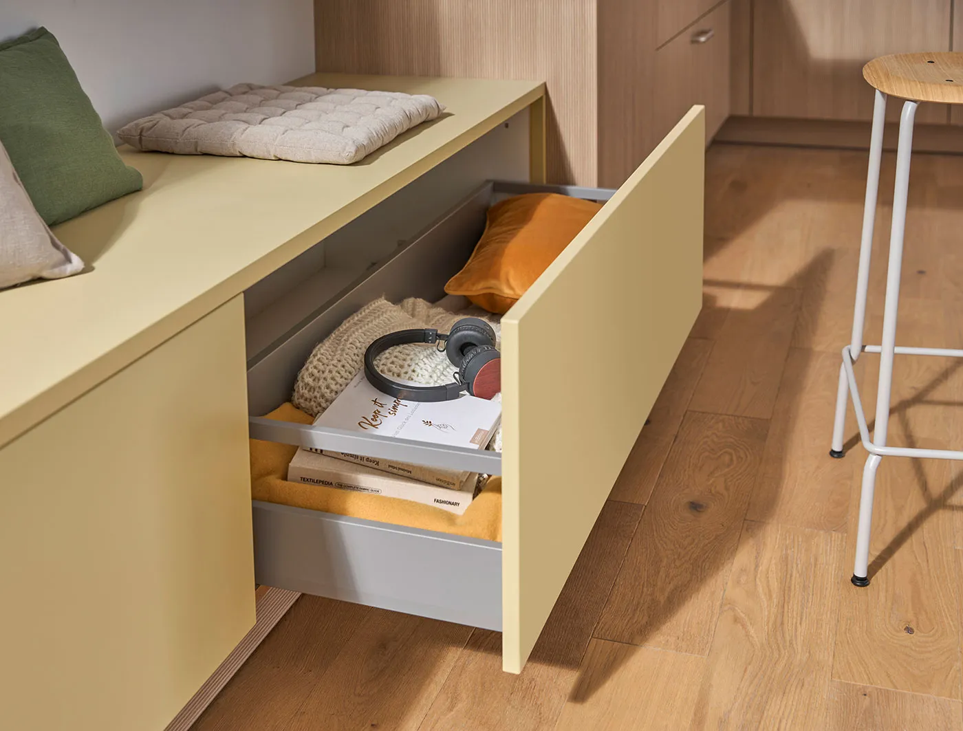 Sitzbank mit einer geöffneten Schublade