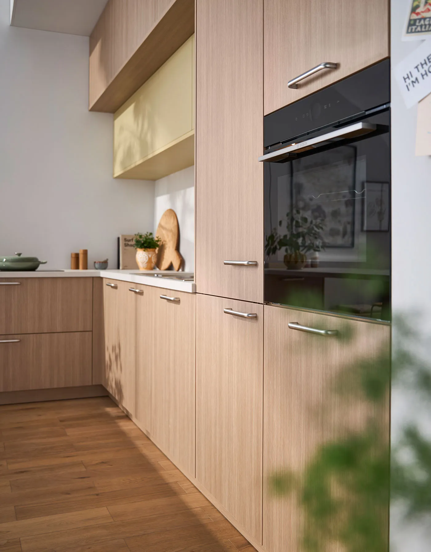 Stilvolle Küche mit Holzschränken und einem Fenster, das den Raum aufhellt.