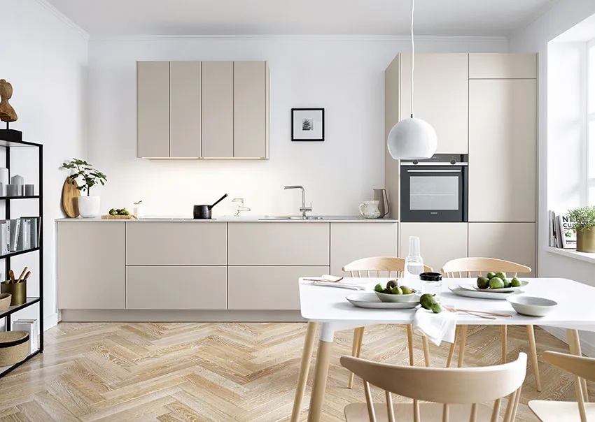 Helle Küche mit weißen Schränken und warmen Holzböden, modern und stilvoll eingerichtet.