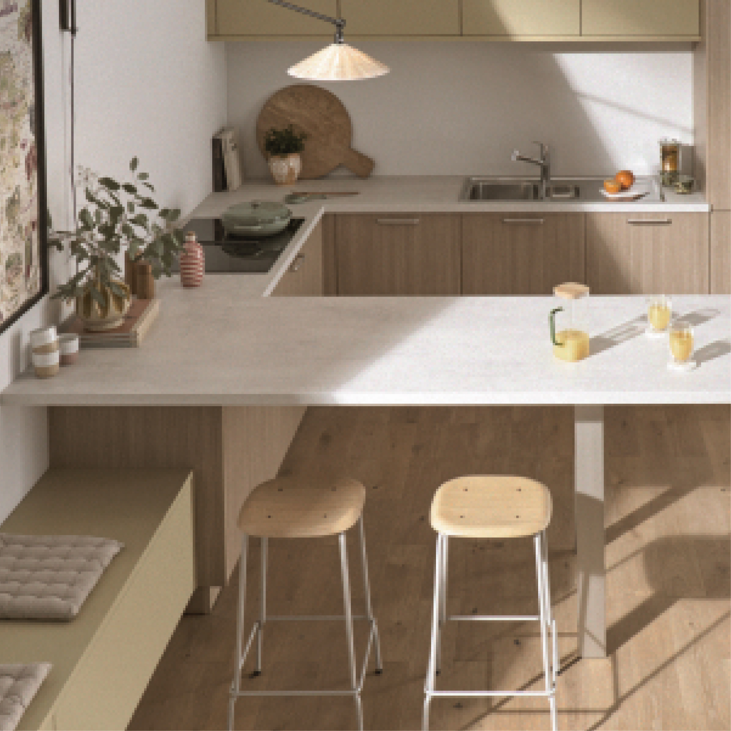 Kleine Küche mit heller Holzoptik und Sitzbereich – moderne Küchengestaltung mit Frühstückstheke, viel Stauraum und natürlicher Beleuchtung.