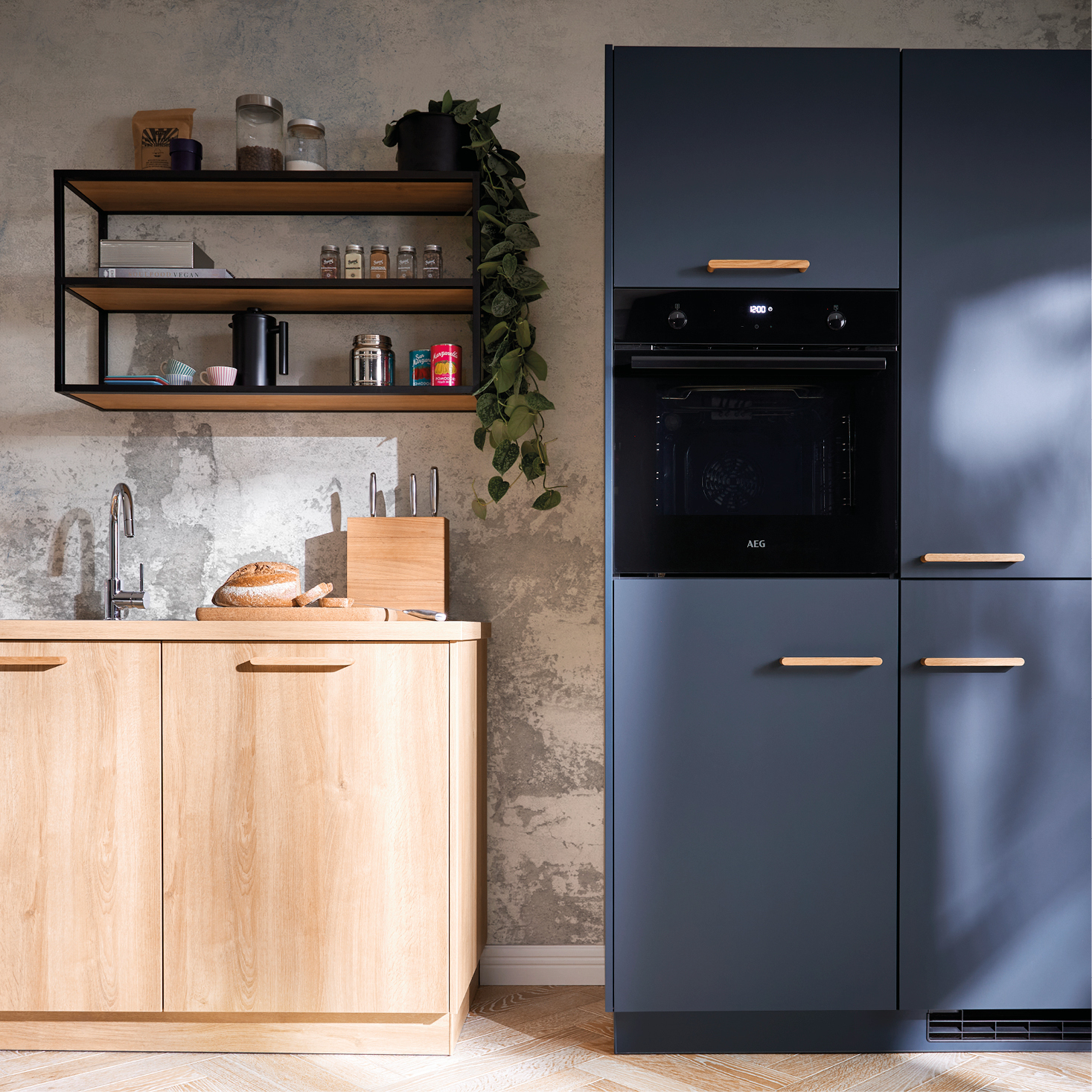 Kompakte Designküche in Holzoptik mit dunklen Fronten und offenen Regalen – moderne Kombination aus Holz und Anthrazit mit AEG Backofen und stilvollen Details.