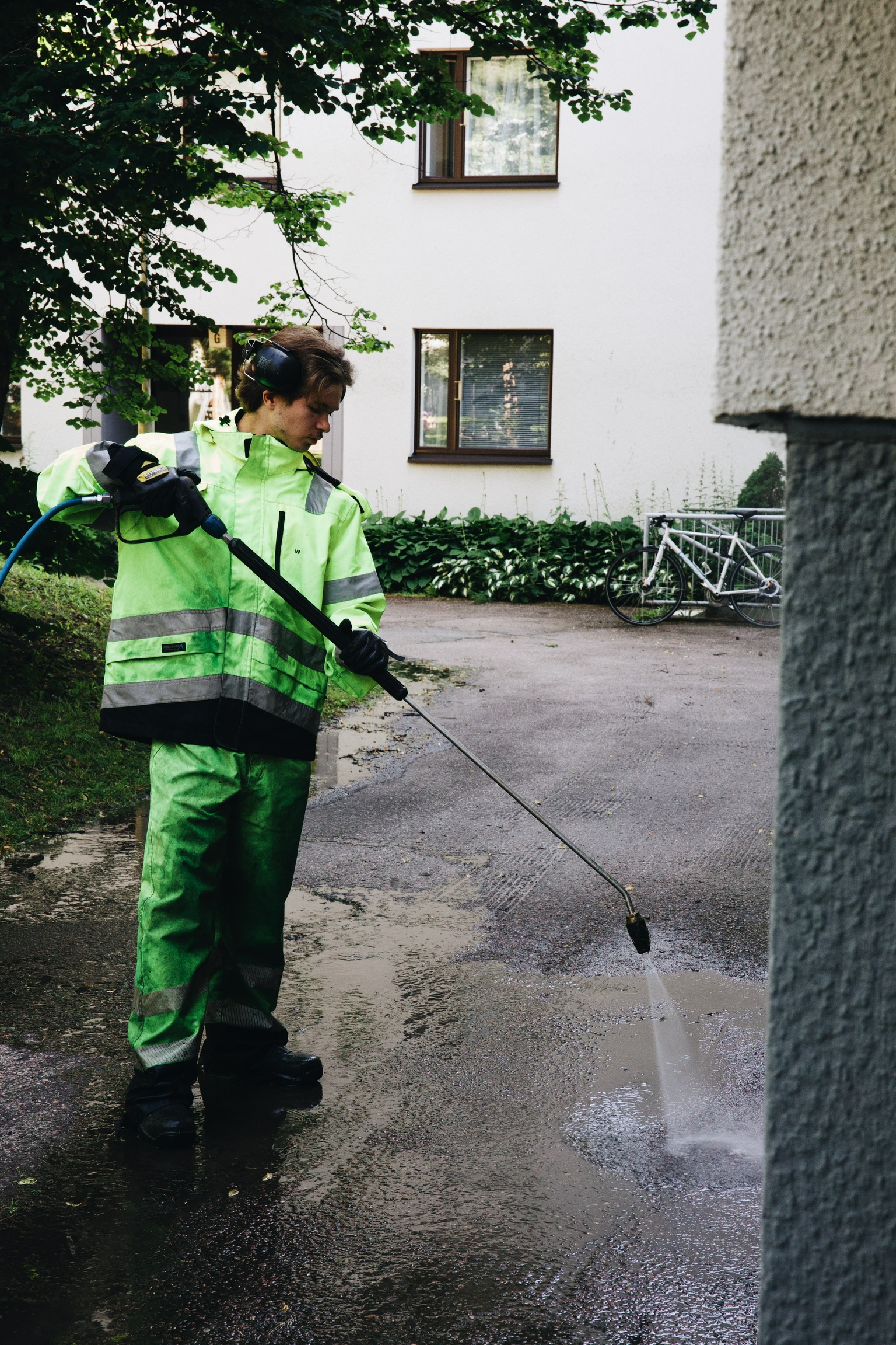 Sammaleenpoisto asfaltista on tärkeä osa piha-alueiden kunnossapitoa, ja oikein tehtynä se pidentää asfaltin käyttöikää huomattavasti.