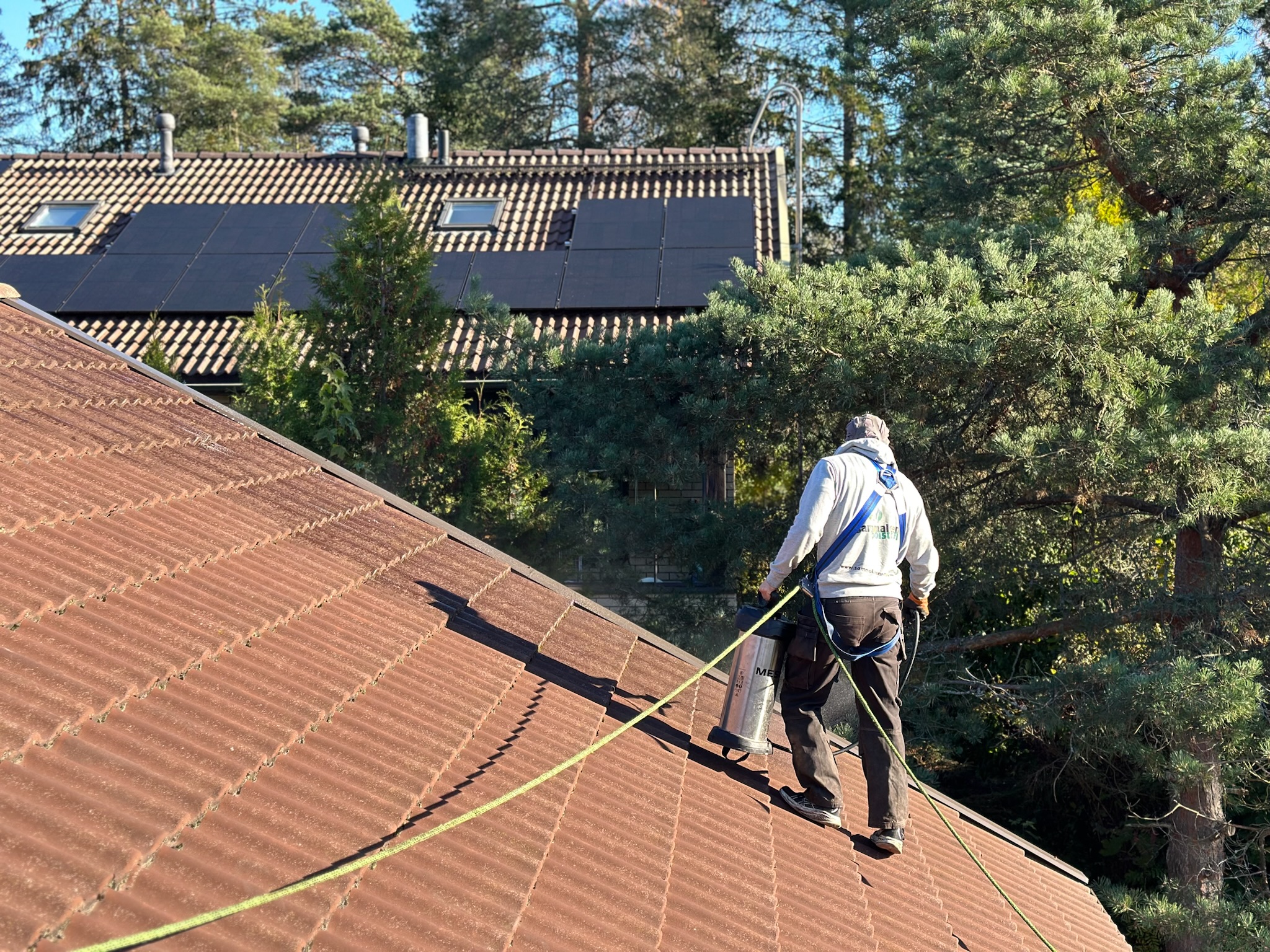 Tiilikaton sammaleenpoisto on ennaltaehkäisevää huoltoa.