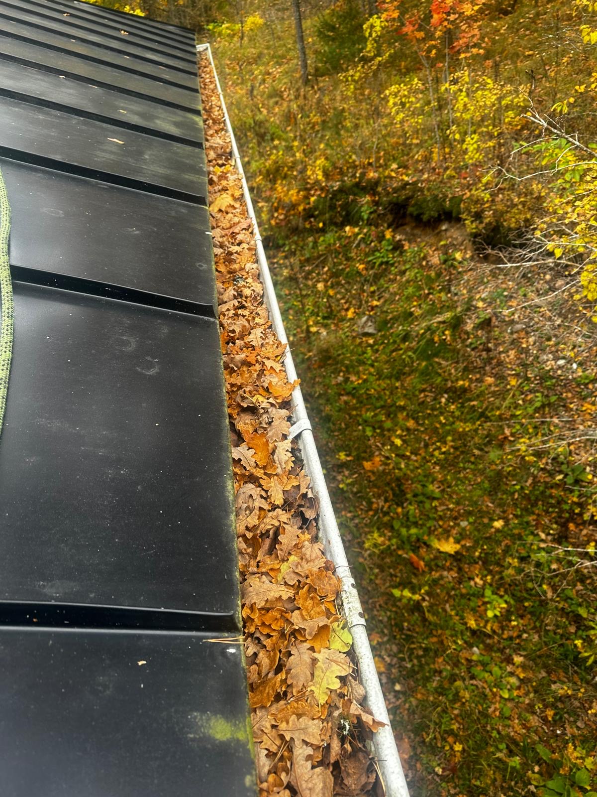 Rännien puhdistus on yksi tärkeimmistä, mutta usein laiminlyödyistä kiinteistön huoltotoimenpiteistä.