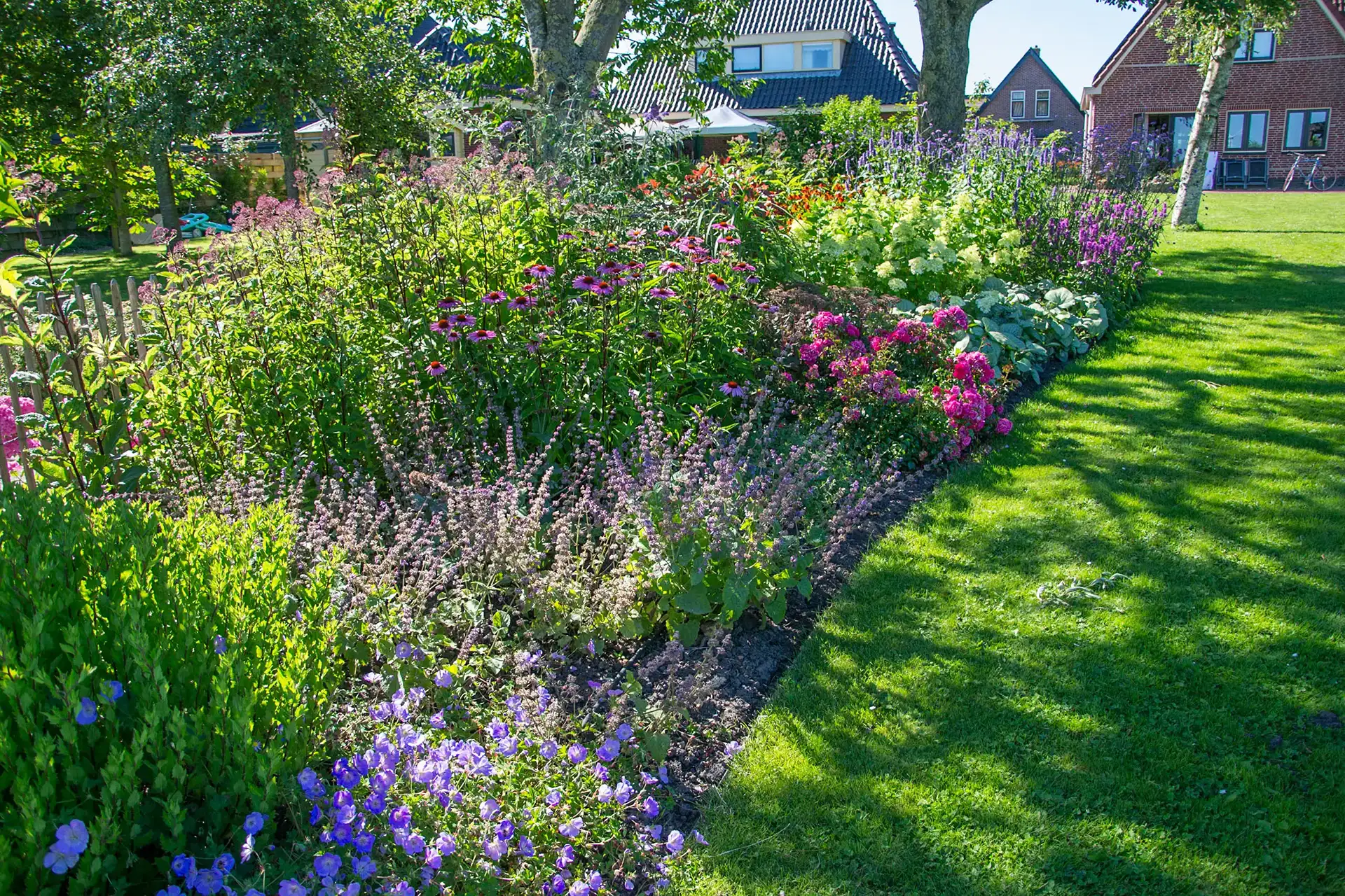 In Obdam hebben we deze bestaande landelijke tuin vernieuwd en meer karakter gegeven. Door het aanbrengen van borders, hagen, een pergola en een beregeningssysteem oogt de tuin speelser en levendiger. Het resultaat is een kleurrijke tuin die het hele jaar door in bloei staat.