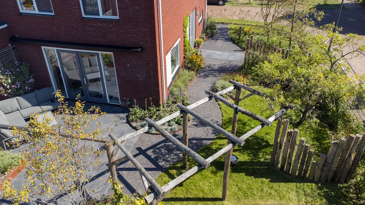 In Middenbeemster realiseerden we een gezellige, kindvriendelijke tuin met natuurlijke materialen en vloeiende lijnen. De beplanting zorgt voor kleur en leven, terwijl het ontwerp voldoende ruimte biedt. Een tuin met een ontspannen sfeer en een natuurlijk karakter, precies afgestemd op het gezin.