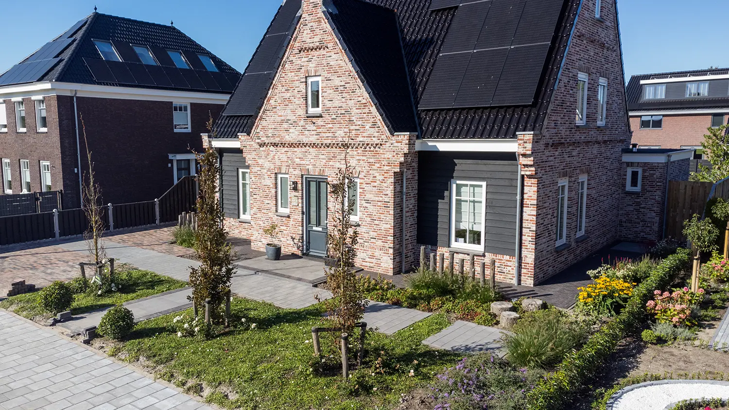 In deze tuin komen speelplezier en gezellig buiten zijn mooi samen. De strakke basis wordt doorbroken met speelse vormen en een rijke beplanting.
Zo ontstaat een tuin die uitnodigt om lekker buiten te spelen, maar ook ruimte biedt om te ontspannen. Een fijne plek voor het hele gezin, die past bij de woning.