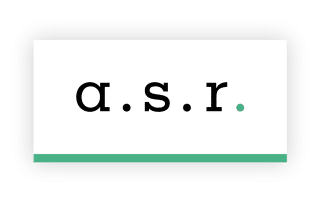 Logo van a.s.r. met kleine zwarte letters en een groene punt onderaan.