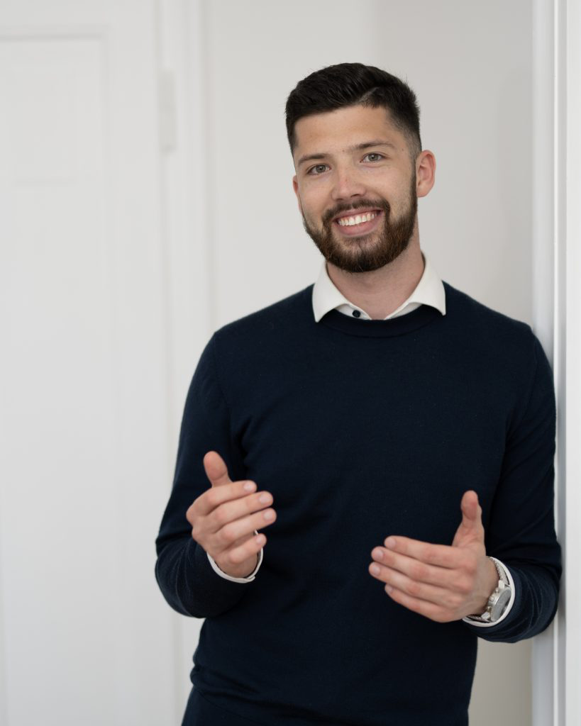 Lukas Janik, Geschäftsführer der Provenia Lösungen GmbH, gestikulierend in einem hellen Raum