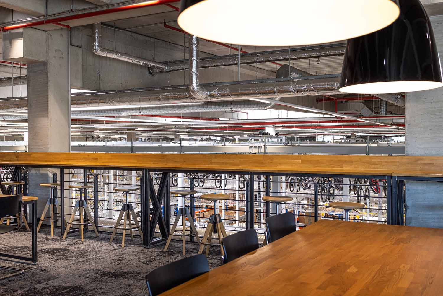 Großzügiger Arbeitsbereich mit hohen Decken, Holzdetails und industriellem Flair.