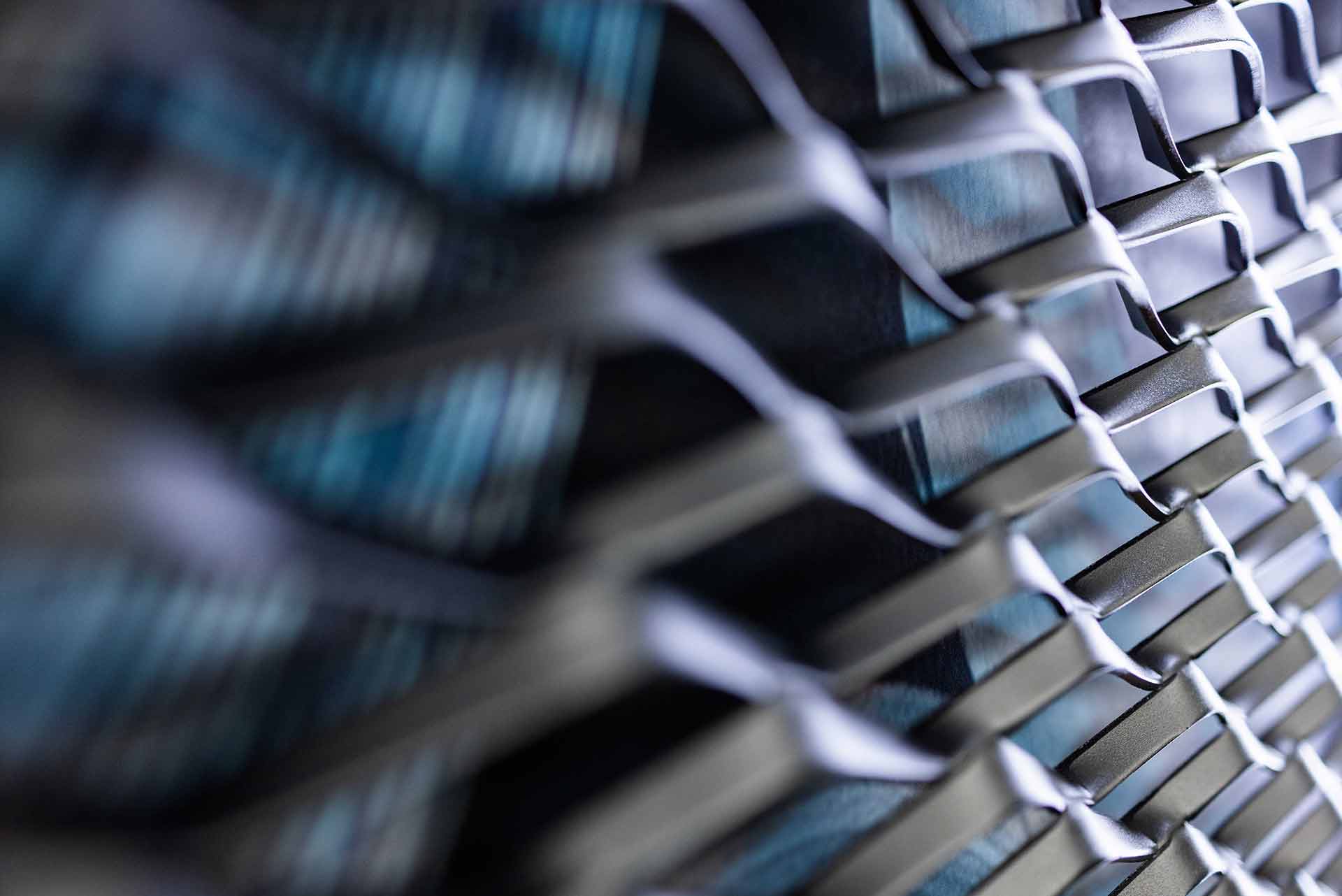 Nahaufnahme einer strukturierten Metalloberfläche mit geometrischem Muster.