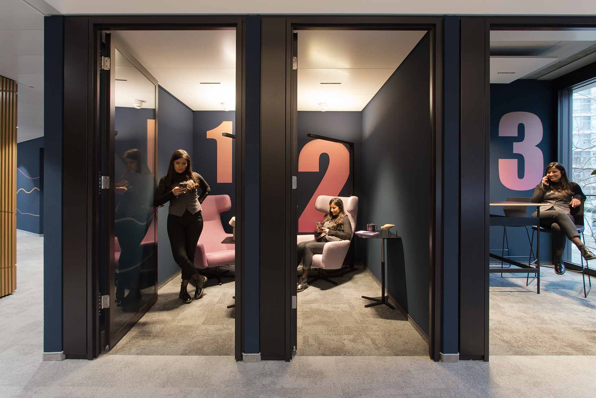 Drei Büronischen mit den Nummern 1, 2 und 3, in denen eine Frau jeweils steht, sitzt und telefoniert.