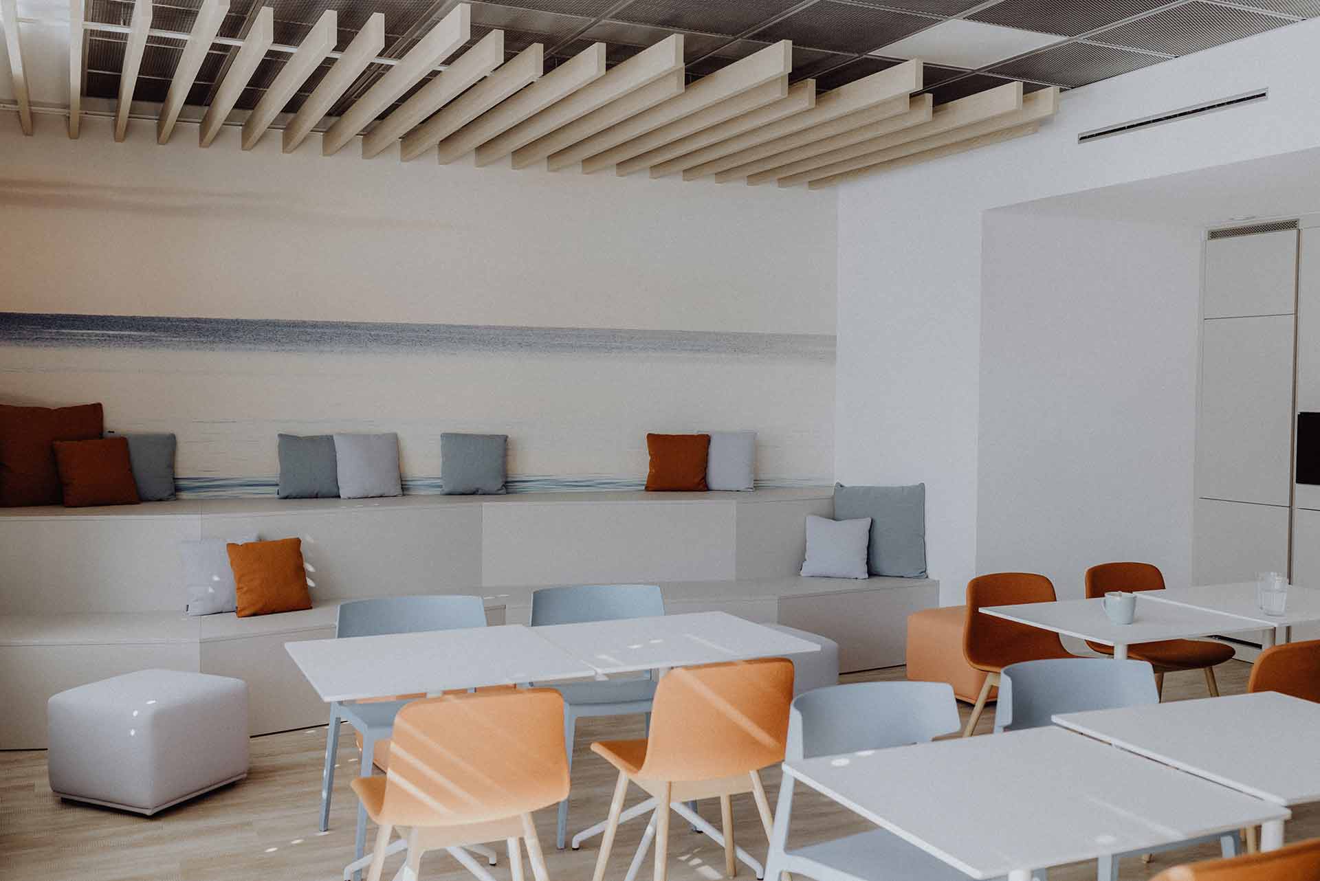 Heller Besprechungsraum mit modernen Möbeln und freundlicher Atmosphäre.