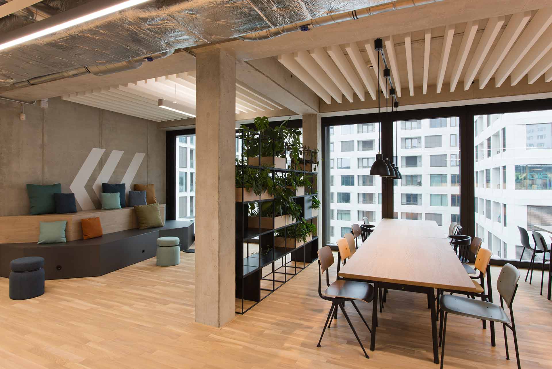 Moderner Arbeitsbereich mit Holzelementen und Stadtblick.