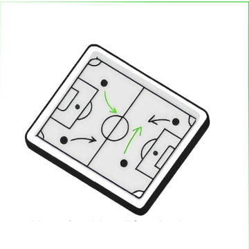 Lavagna magnetica da calcio con diagramma di tattica e frecce nere e verdi per indicare movimenti.