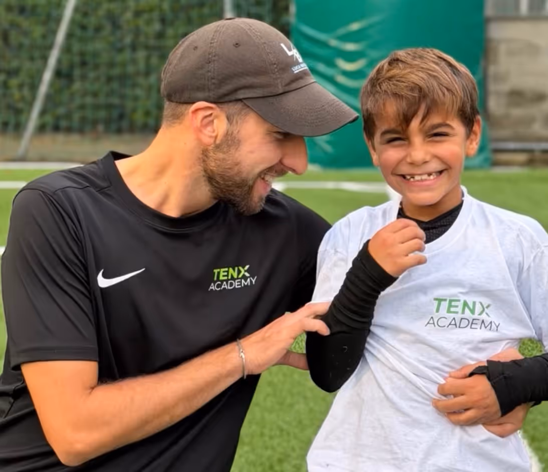 Luca Brunetti Coach che scherza con un bambino
