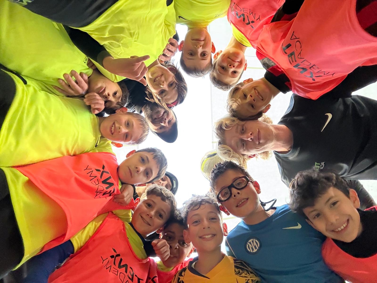 Ragazzi e allenatori abbracciati in cerchio