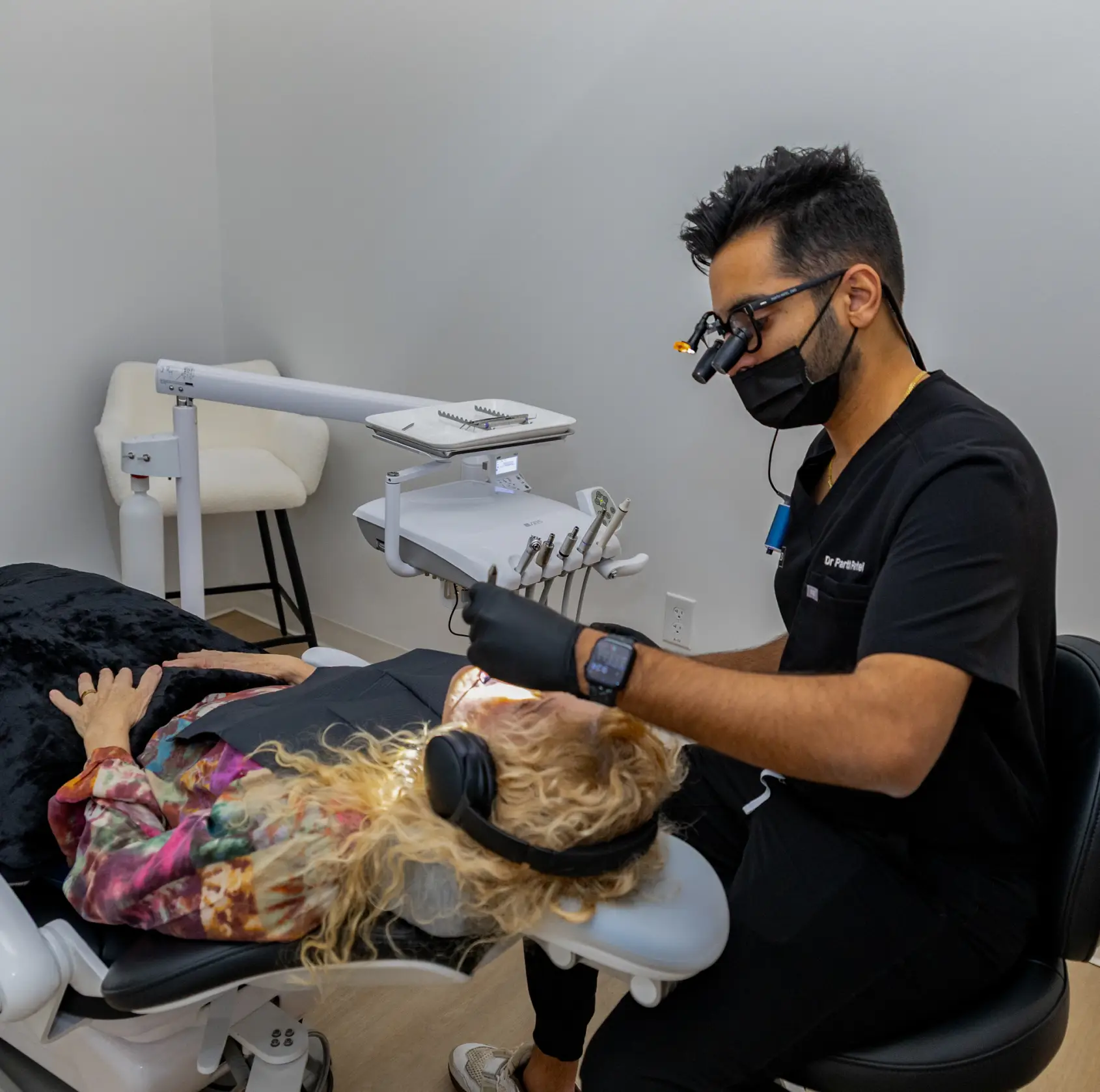 A dentist examines a patient’s teeth in a dental clinic.