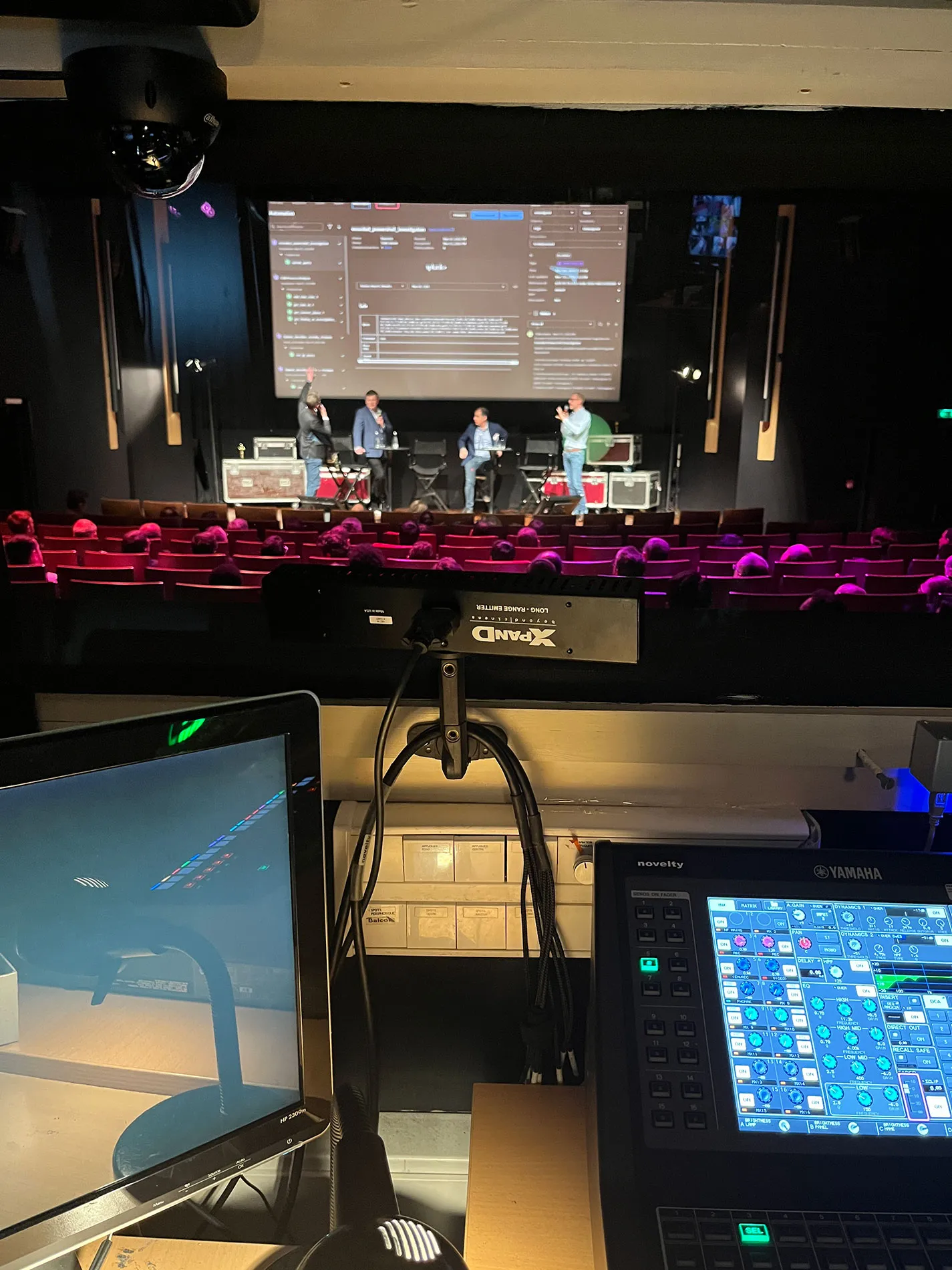 Vue d'une scène de conférence depuis la régie.