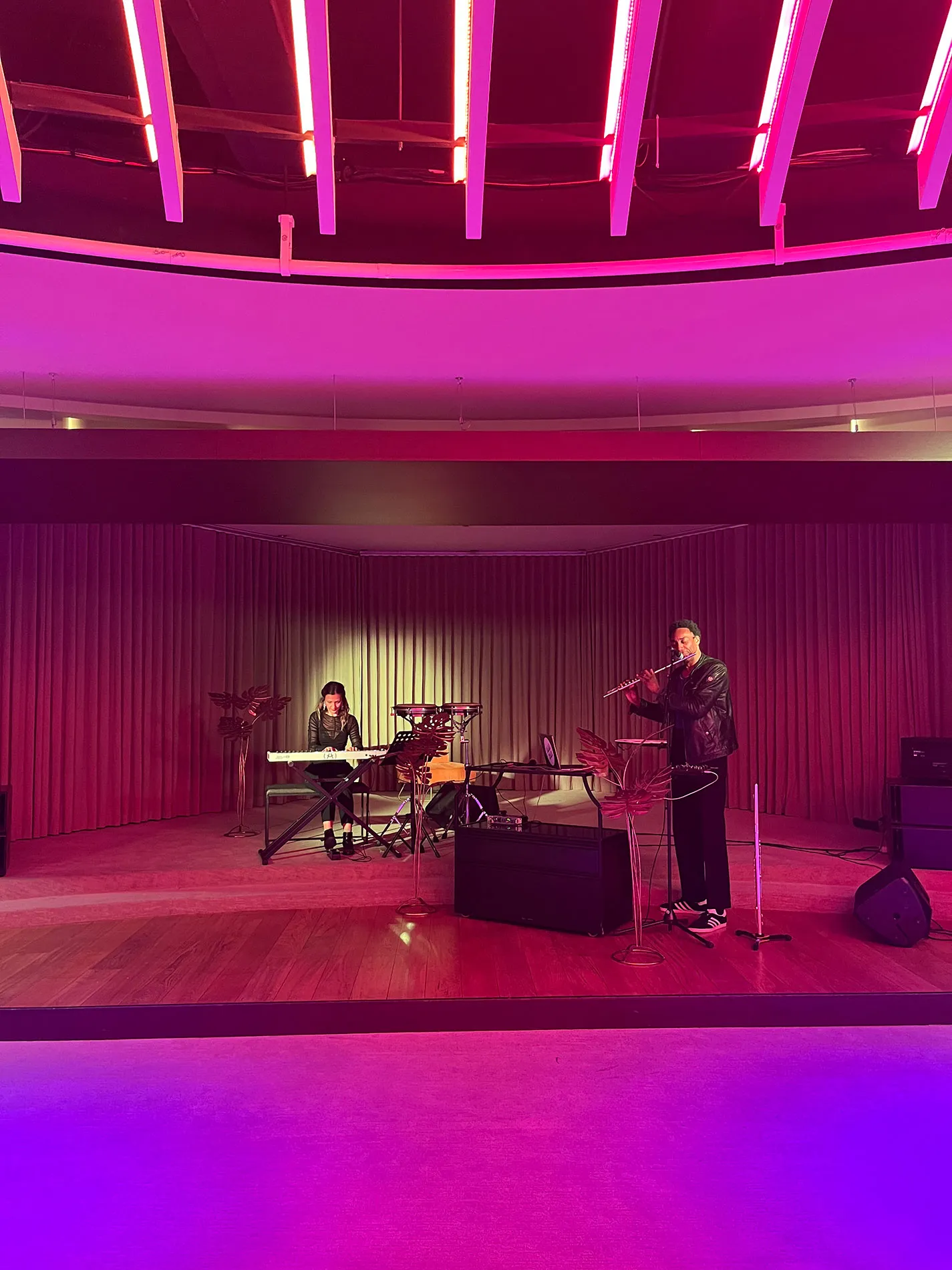 Un groupe flûte et piano sur la scène d'un cinéma.