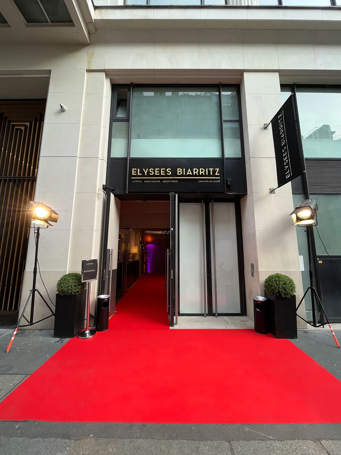 Entrée d'un lieu avec tapis rouge.