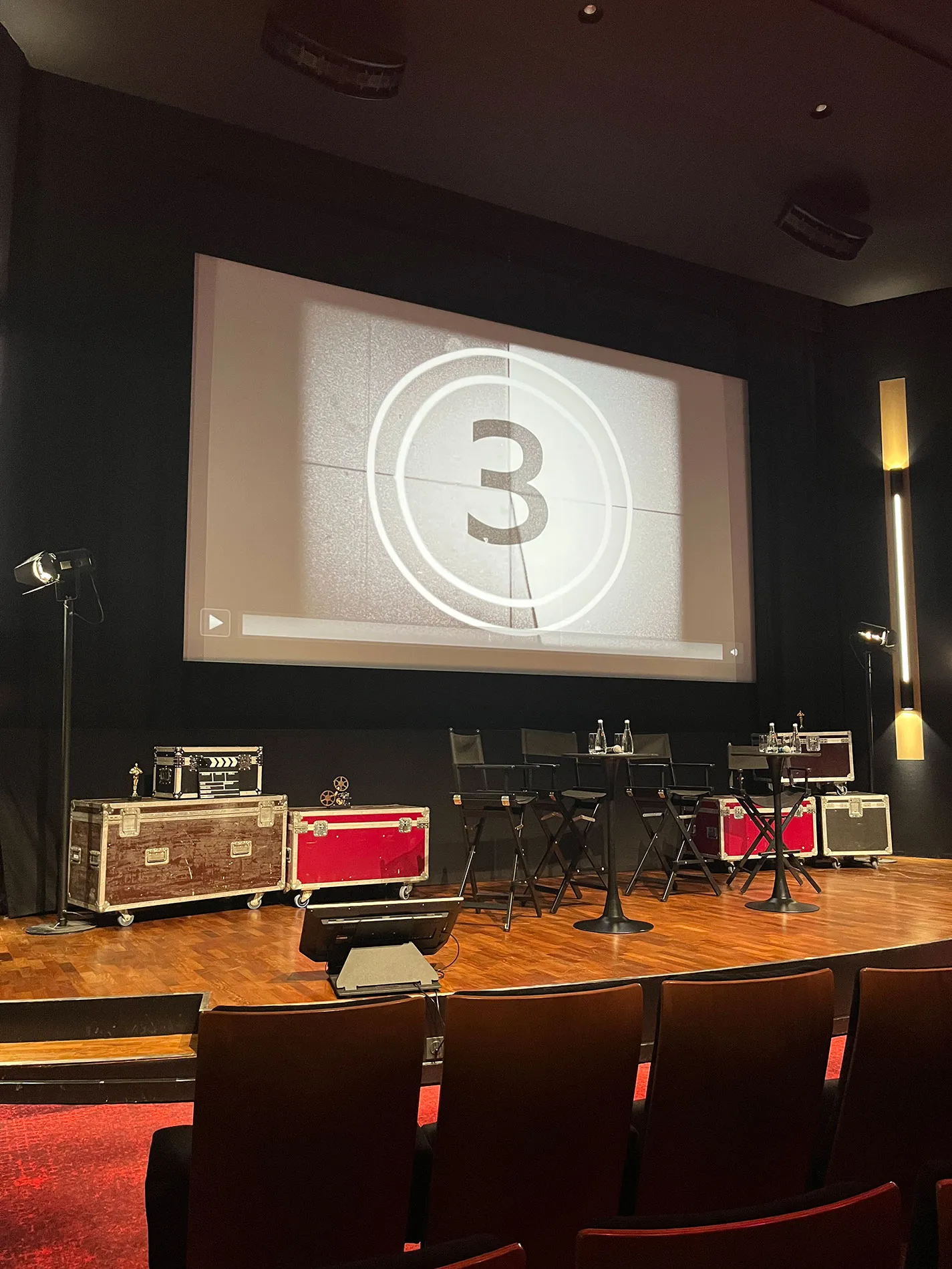 Vue d'une scène avec un fond cinéma