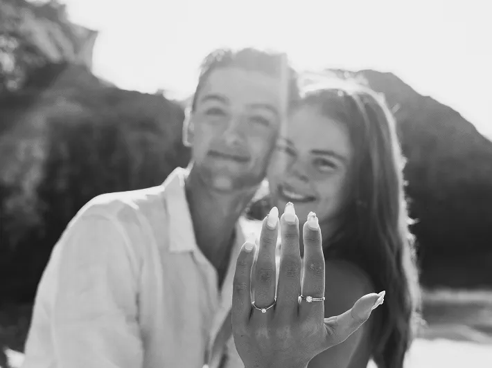 Demande en mariage à Bali : couple français heureux. Bague de fiançailles sous le soleil indonésien.