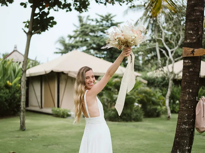 Mariée rayonnante célébrant son mariage à Bali, entourée de nature tropicale et d’une ambiance bohème chic.