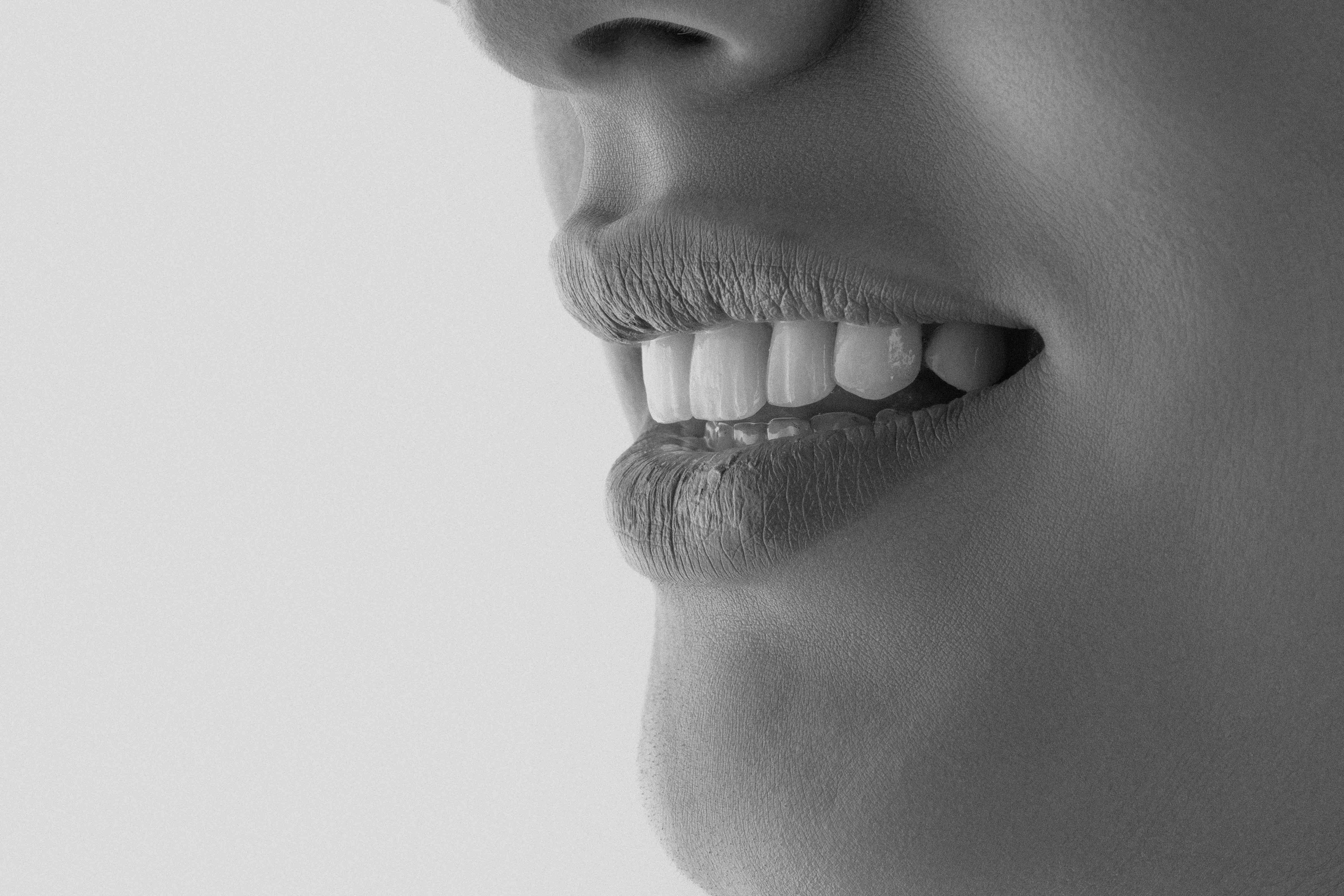 Nahaufnahme von Lippen und Zähnen