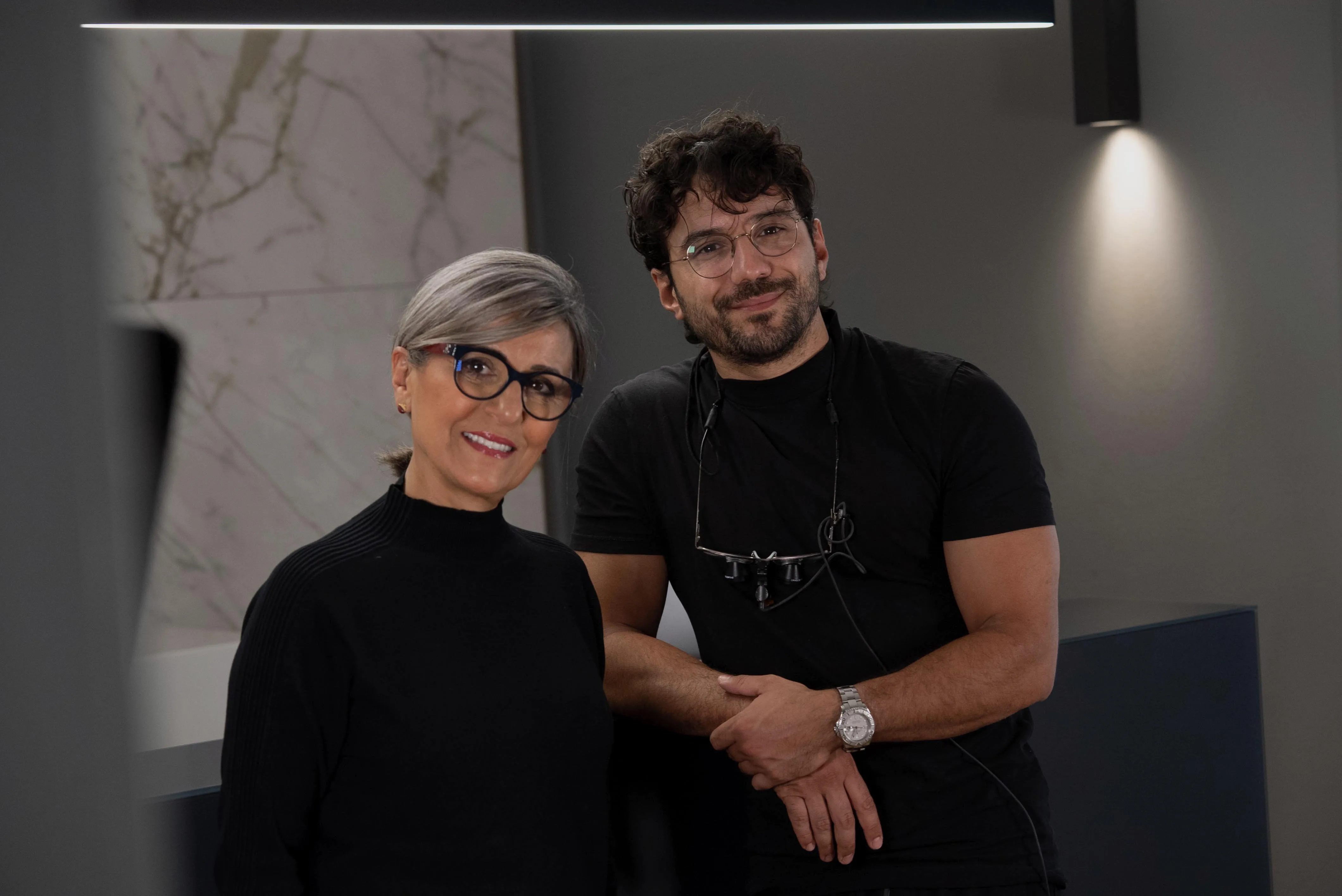 Dr. Sara Maghmumy und Dr. Aras Jarmohamadi am Empfang der Praxis Weisser Baum