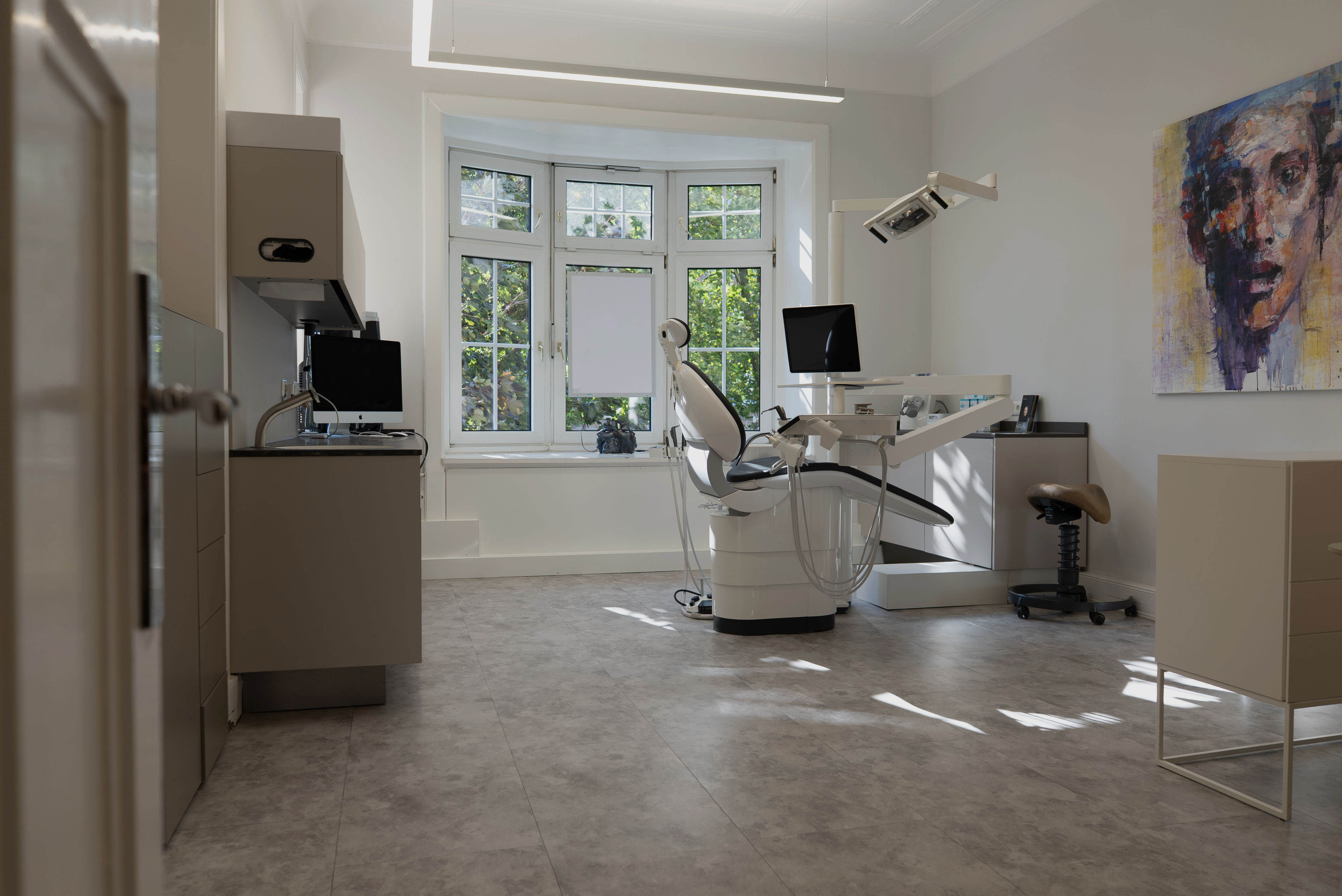 Helles Behandlungszimmer mit Tageslicht in der Praxis Weisser Baum