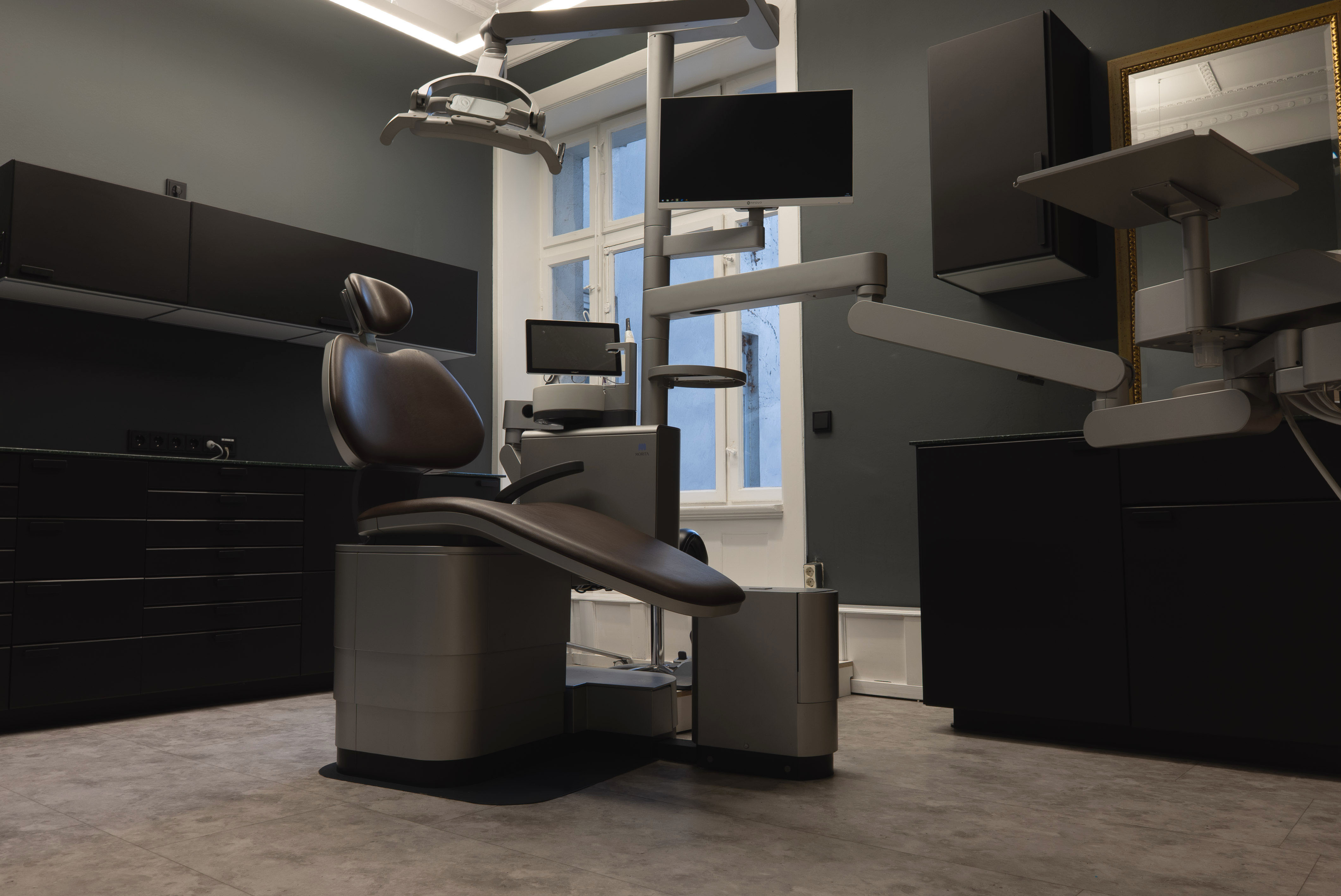 Behandlungsstuhl im Behandlungszimmer der Praxis Weisser Baum