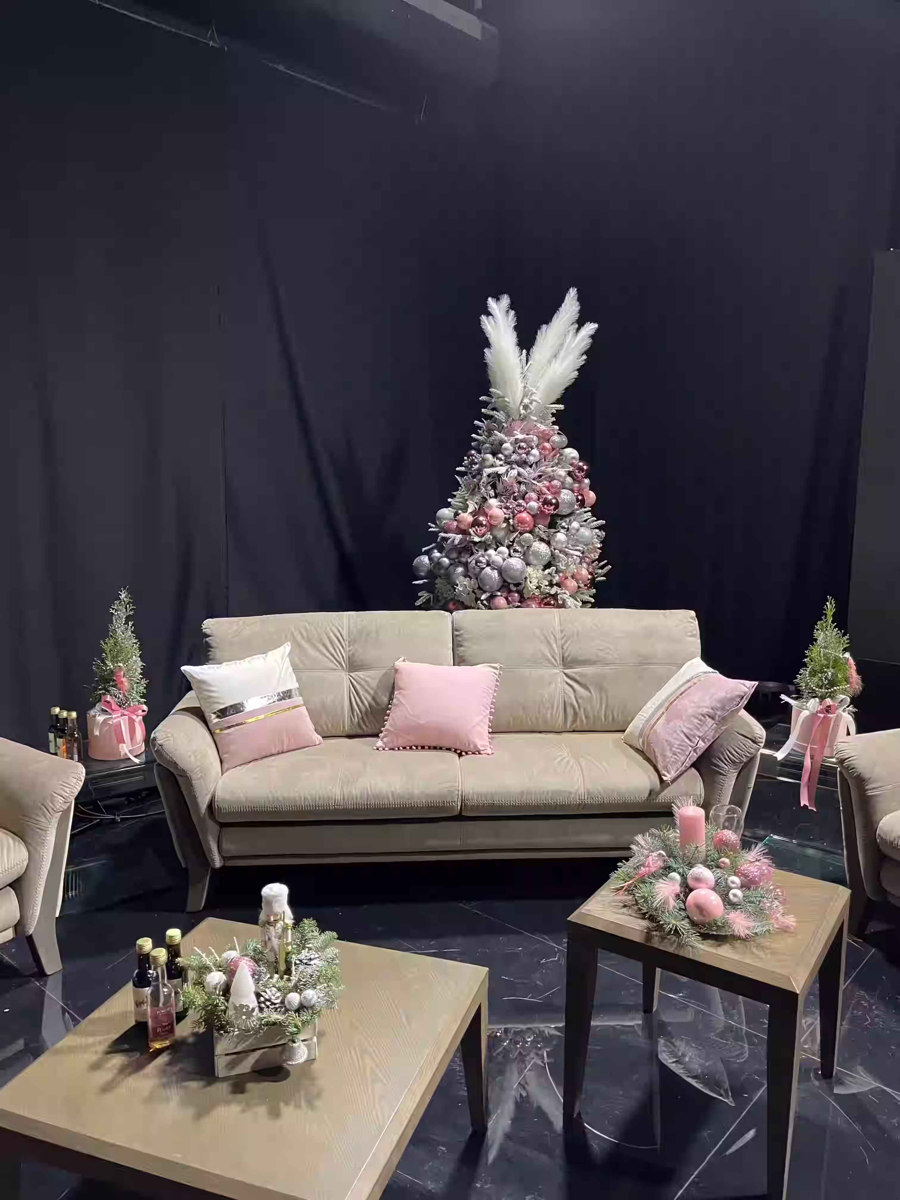 Razne cvijetne dekoracije u poslovnom studiju.