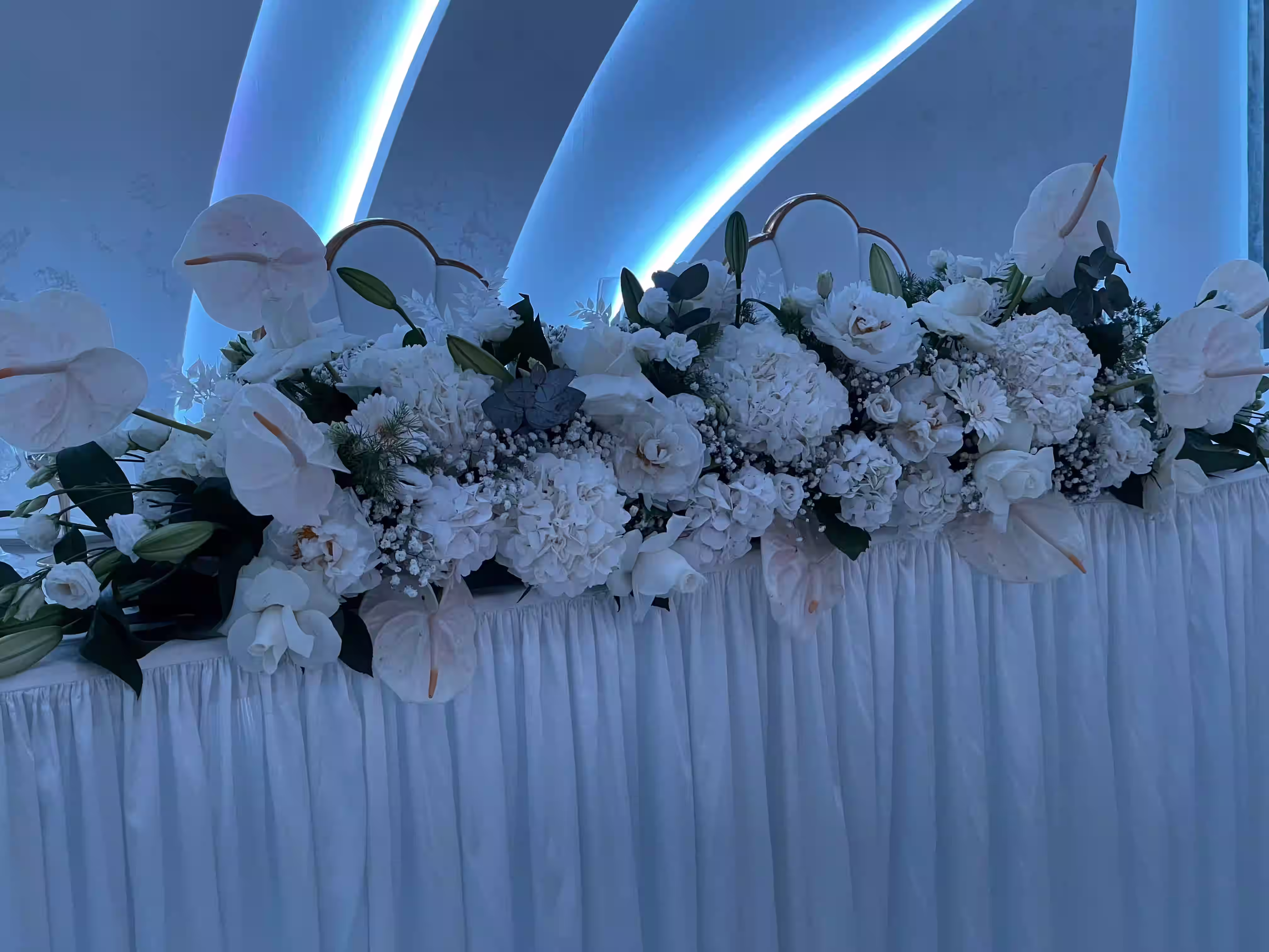 Razno cvijeće koje ukrašava svadbeni sto.