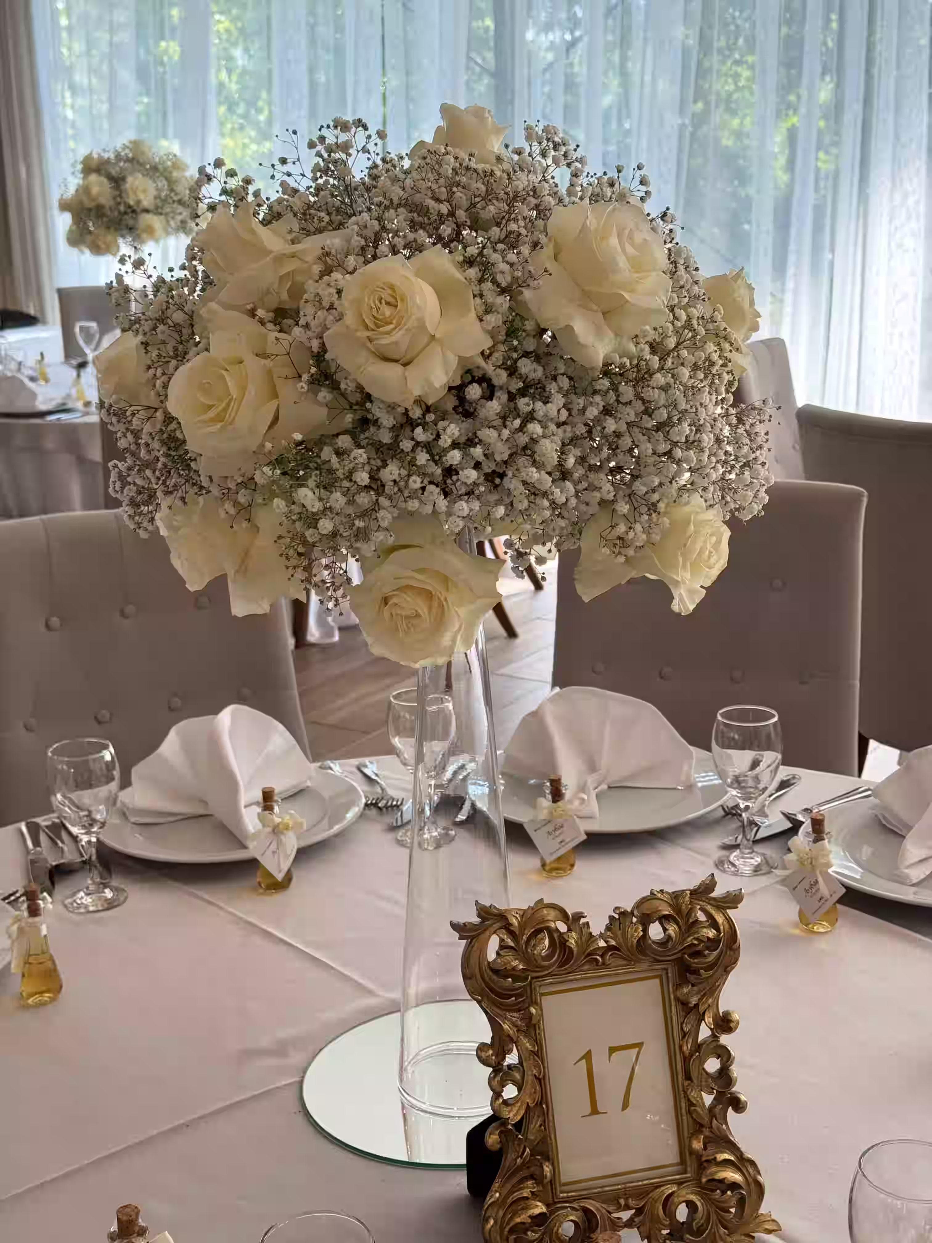 Bijelo cvijeće na stolu na proslavi rođendana.