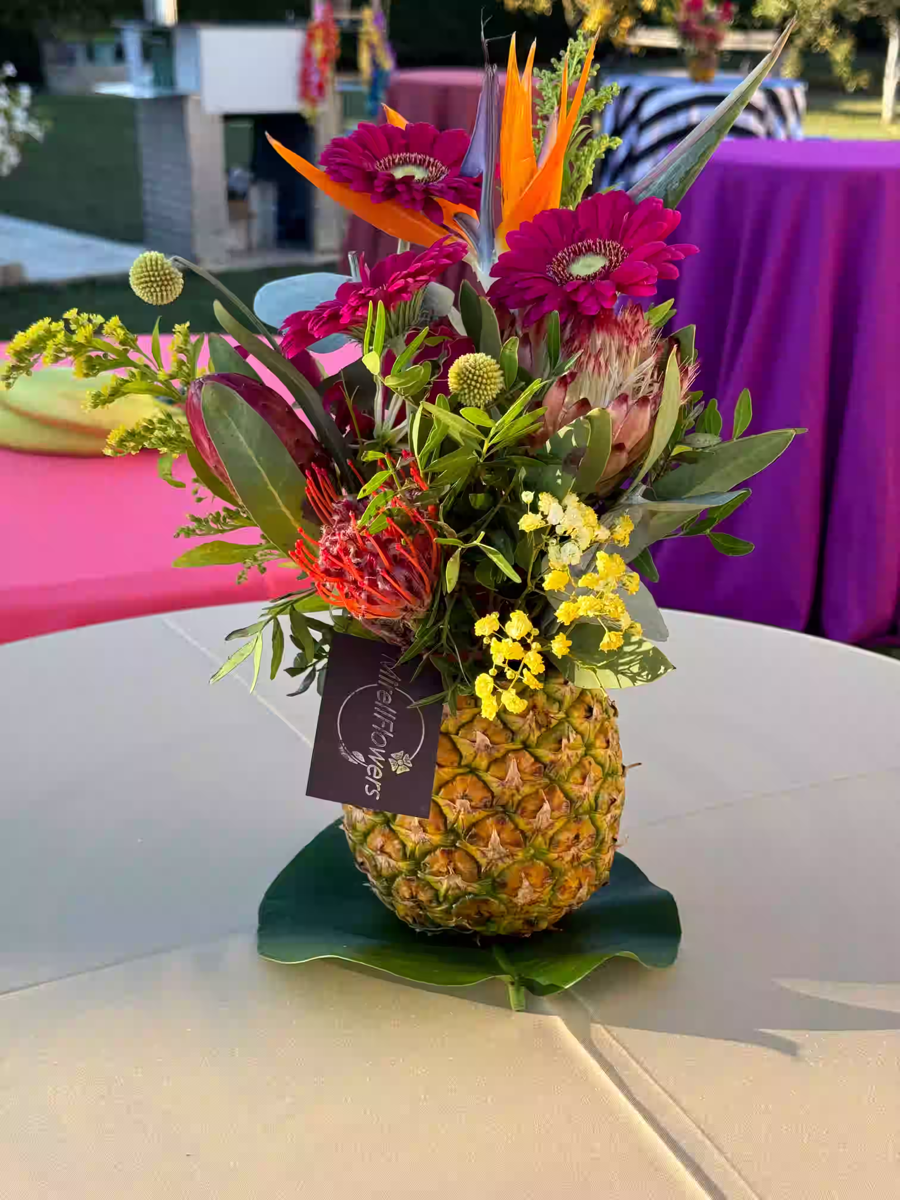 Djevojka okrenuta ležima drži veliki bijeli buket cvijeća.