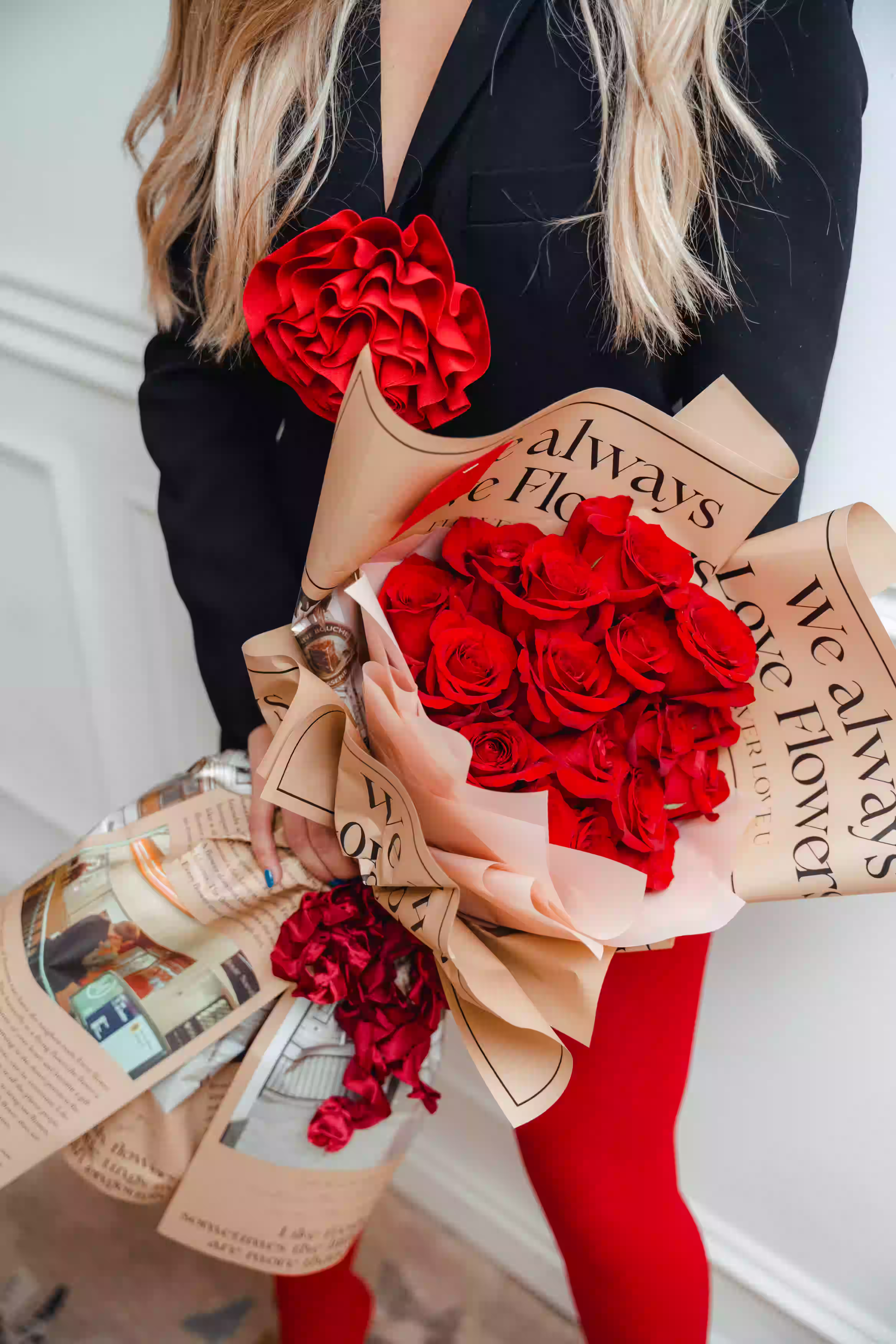 Veliki crveni buket cvijeća.