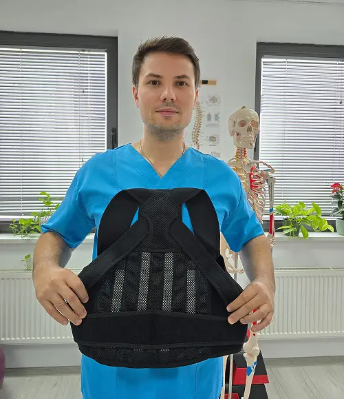 terapeut si osteopat in cabinet recomandan corectorul nostru de postura