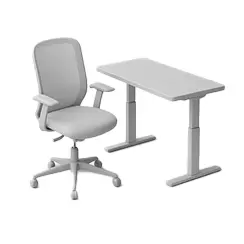 Scaun de birou gri, reglabil, cu brațe, lângă un birou gri cu înălțime reglabilă.