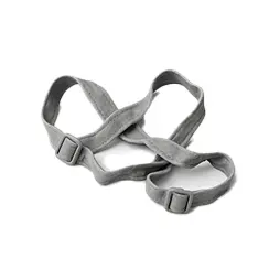 Curea gri reglabilă cu catarame din plastic pe fundal alb.