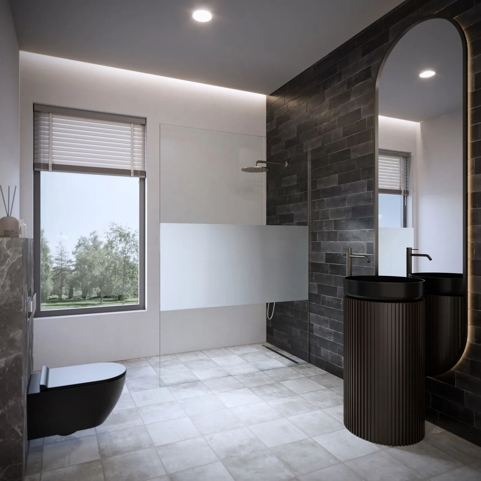 Une salle de bain moderne aux murs blancs et au sol carrelé gris clair. Une grande fenêtre avec des stores horizontaux éclaire la pièce. La douche a une paroi en verre avec une bande dépolie horizontale. La pièce comprend une toilette noire, un lavabo noir sur pied cannelé et un grand miroir aux bords arrondis.