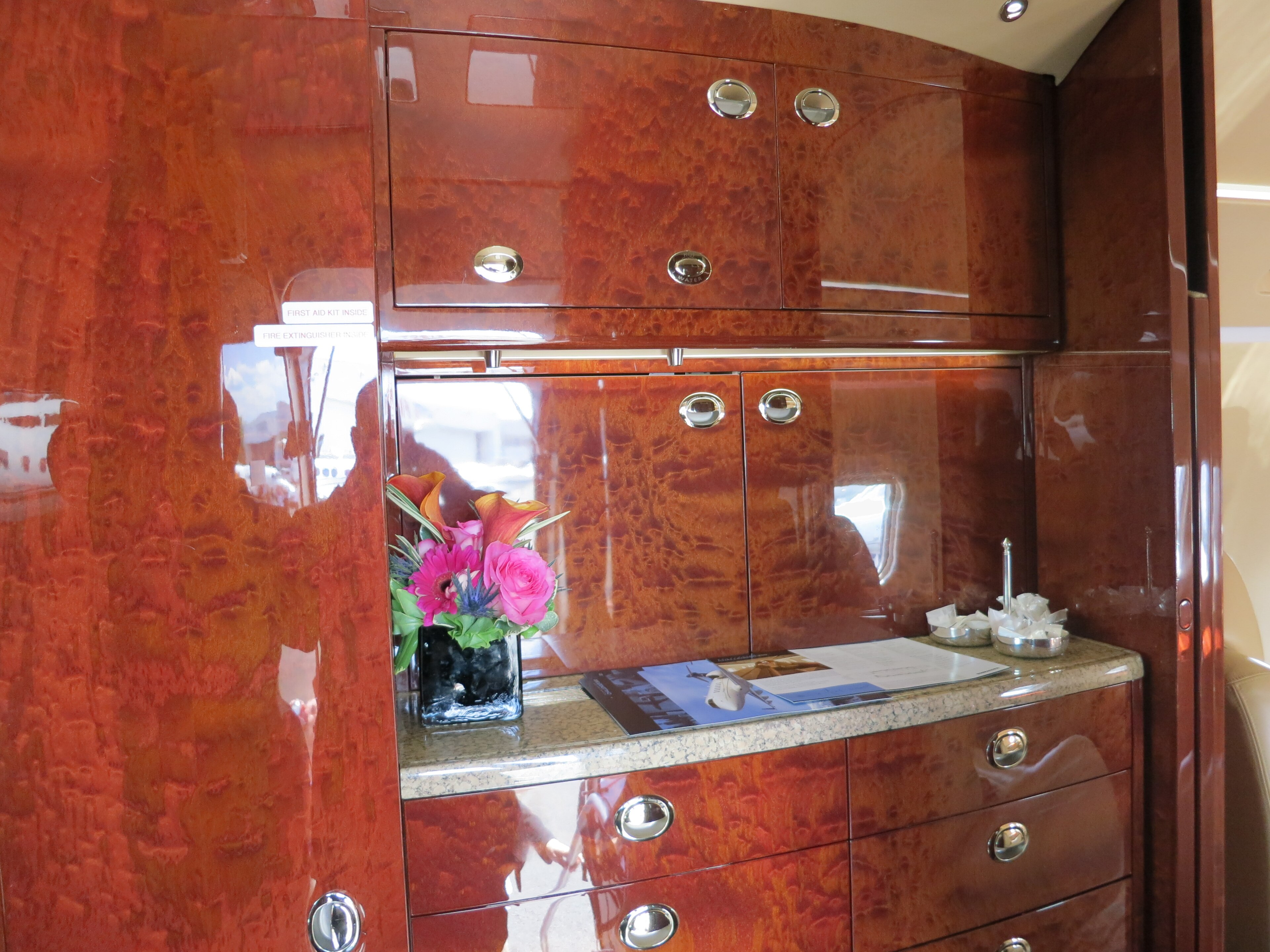 Bombardier Challenger 300-series (Challenger 350) galley