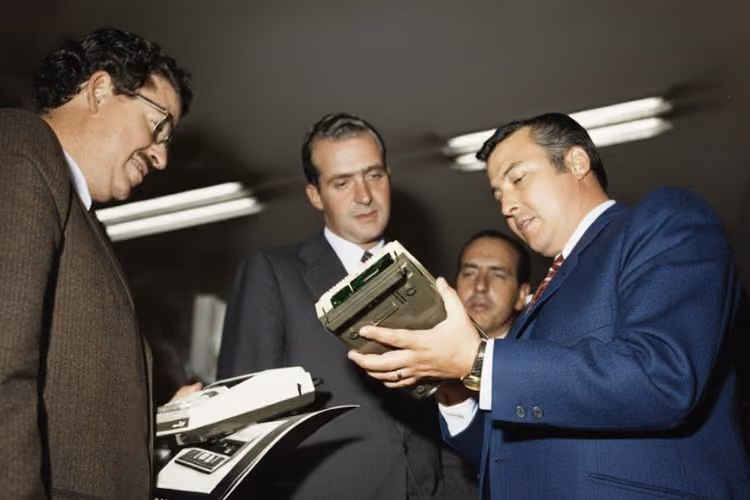 Sinfopac en el Salón Informativo de Material de Oficina (SIMO) de 1970 en Madrid, recibiendo la visita del entonces Príncipe Juan Carlos. Siete décadas de trayectoria tecnológica