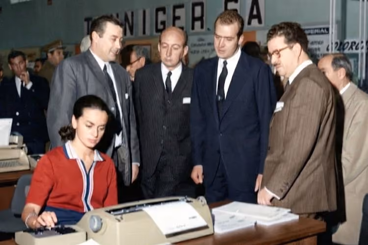 Integrantes del equipo de Sinfopac presentan tecnologías de oficina al Príncipe Juan Carlos durante el salón SIMO de 1970 en Madrid. Décadas de experiencia humana y técnica al servicio de las empresas.