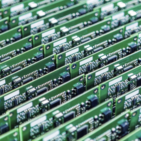 Kymmeniä piirilevyjä rivissä