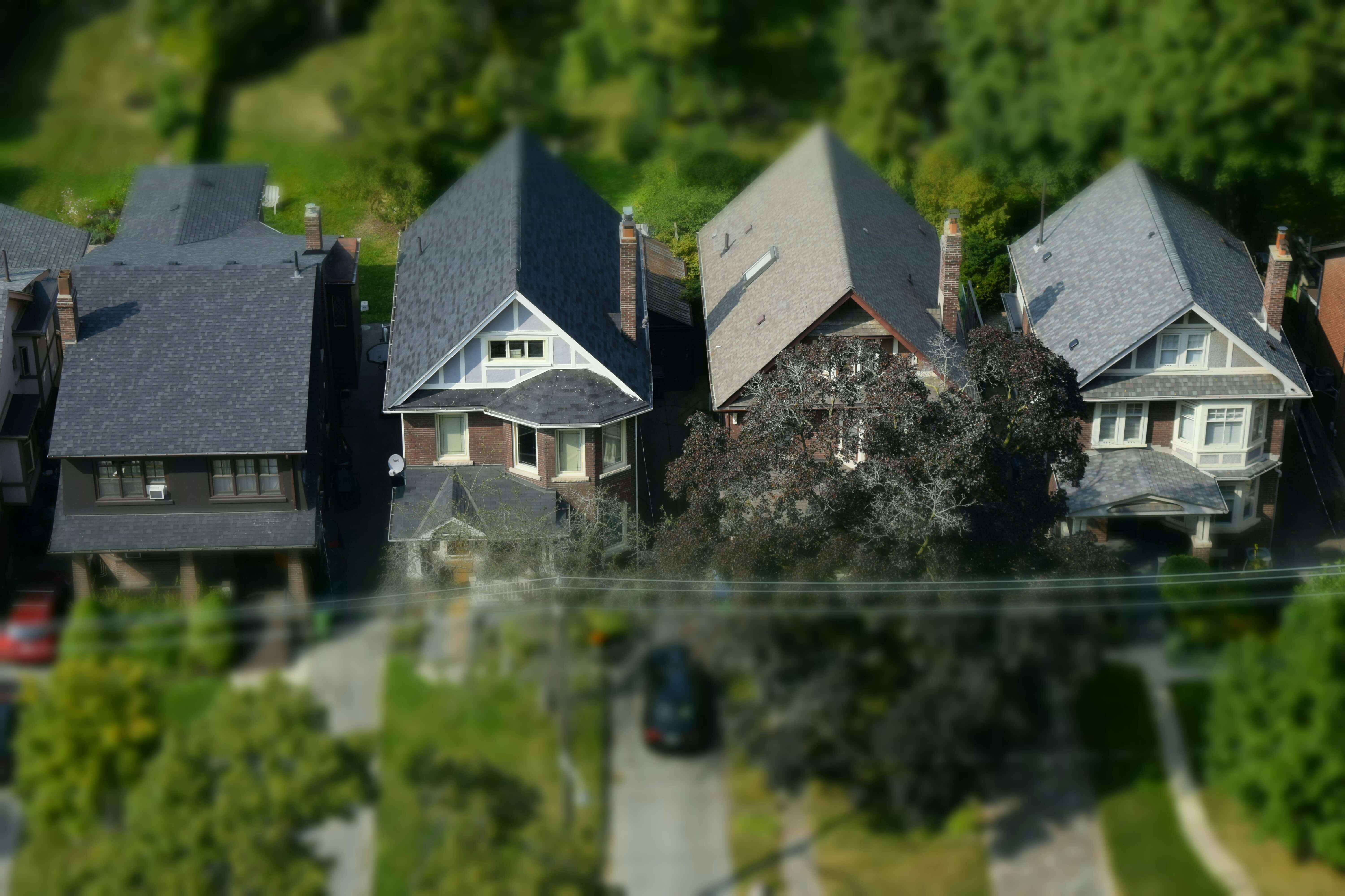 Vue aérienne d'un quartier résidentiel avec maisons et arbres verdoyants
